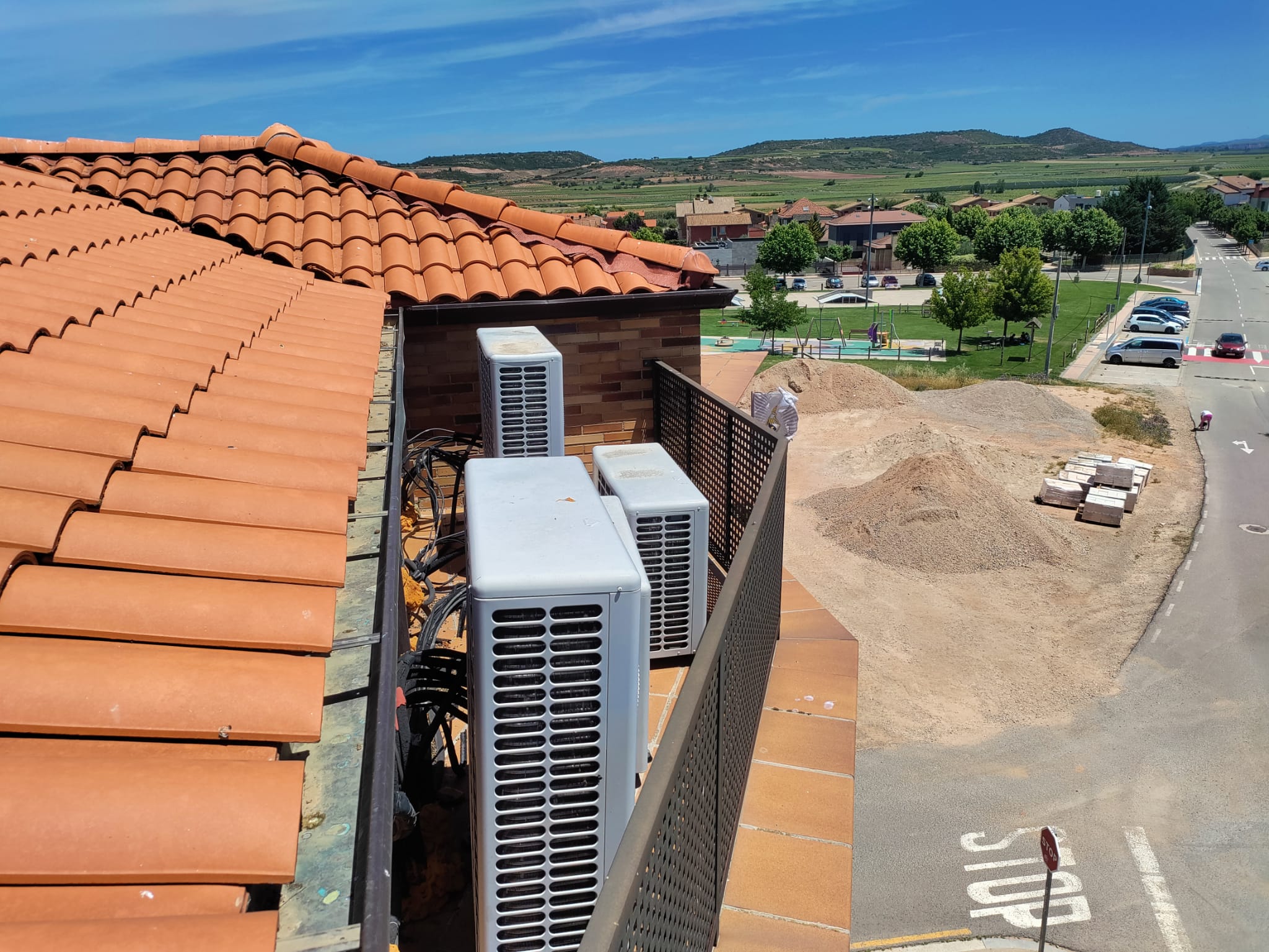 Técnico especialista reparando avería de caldera de gas en domicilio de Logroño
